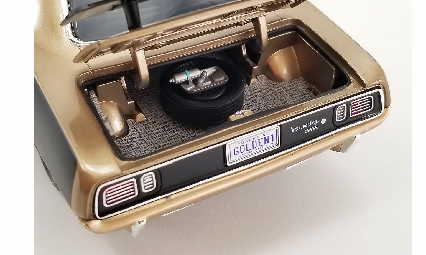 1971 Plymouth Cuda Hemi Track Pack with Black Vinyl Roof 1:18 Acme